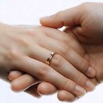 золотые кольца с драгоценными камнями 17098014
